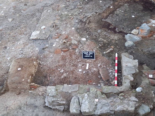 Clădirea romană II, camera W1: 1-2. detalii ale pilae-lor de hypocaust dezvelite in situ (imagini dinspre E și NV).